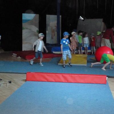 spectacle de fin d'année 2014 le monde est un village